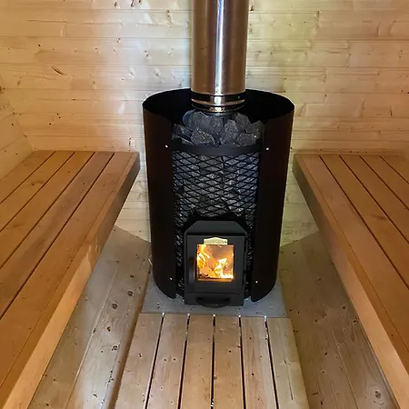 Nyaraló In With Internet, Jacuzzi And Sauna