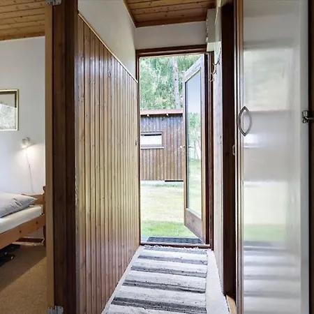 Dom wakacyjny In With Internet, Jacuzzi And Sauna